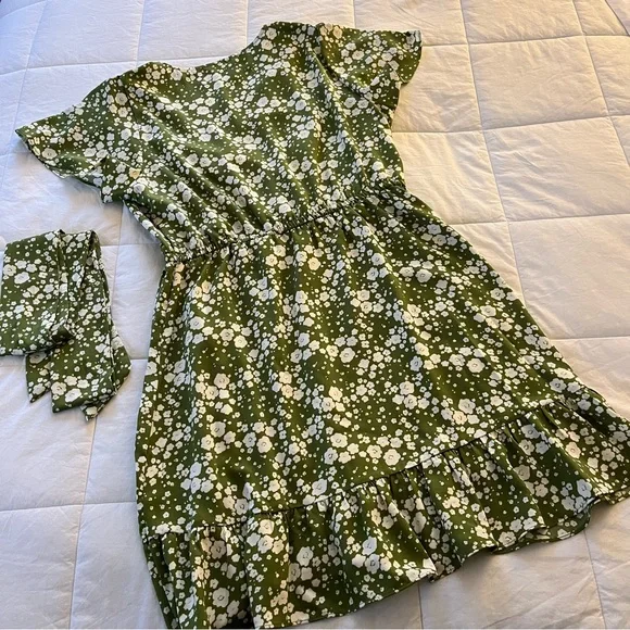 Like New LC Lauren Conrad Colie Wrap Short Sleeve Dress in Green Floral Print - Picture 3 of 9